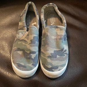 Slip on camo tennis shoes